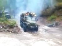 ロシアのトラック野郎は激流を物ともしない　積荷が木だから最悪浮くだろう