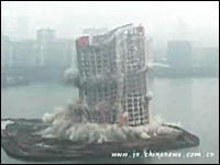 【中国】周りに建物が無い所で爆破解体を行うと凄い事になる