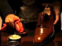 プロの職人による靴磨きテクニックとアイロンがけテクニック。素晴し(・∀・)イイ