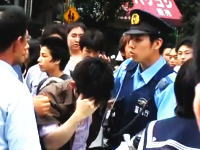 秋葉原でＪＫの下着を盗撮した青年が群集に包囲され警官に連行される