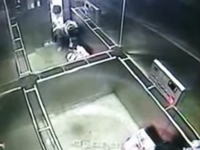 中国で恐ろしすぎるエラベーター事故 女性の足が挟まれたまま動き出す