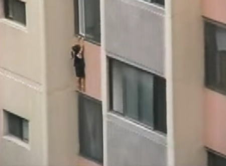 高層アパート6階から4歳の女の子が落下するちょっと信じられない映像