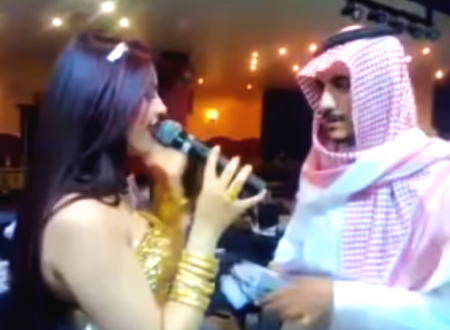 アラブの富豪すごいｗｗセクシーな女性の気を引くために大量のお札をばら撒くｗｗ