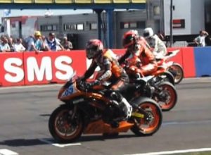 カメラの間の前で起きた恐ろしい事故。バイクレースのスタートで考えられる最悪の展開。