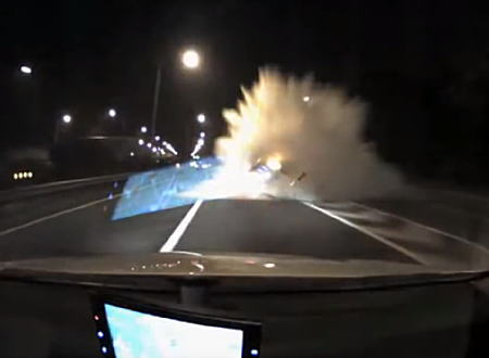 これはヤバイ(@_@;)暴走する車が中央分離帯の水タンクに激突する凄い映像