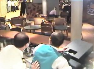 大荒れの海を航行する客船の船内映像。これは流石に酷過ぎる(@_@;)