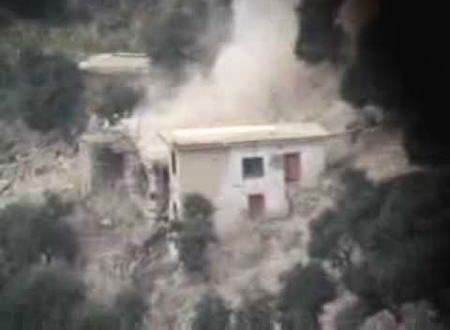 戦争動画。敵が隠れている小屋に上空から恐ろしい数の弾丸が打ち込まれる