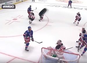 カメラのレンズを直撃。テレビカメラがアイスホッケーのパックで破壊される瞬間