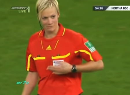 サッカーの女性主審、試合中に胸に触れられて照れ笑い　ブンデス2部