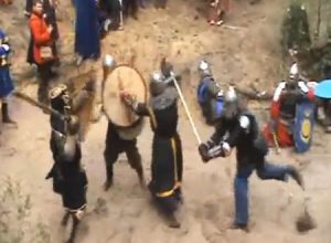 こいつらやべえ！戦争の真似事かと思ったらガチでやりやっている動画ｗｗ