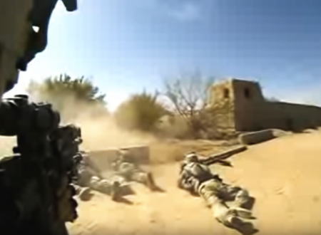 緊迫感が凄いリアル銃撃戦。アフガニスタンの米国陸軍が突然襲撃される映像