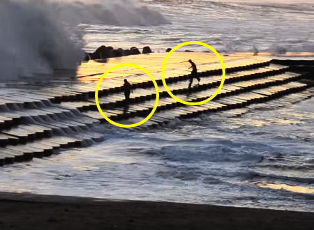 一般の観光客が撮影した元旦の日に波にさらわれてしまう高校生二人の映像