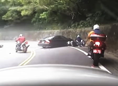 これは最悪な事故動画。カーブでバイクをインから抜こうとした車が・・・。