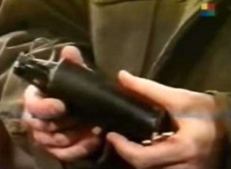 テレビ番組収録中に手榴弾が爆発して俳優の手を吹き飛ばす事故。