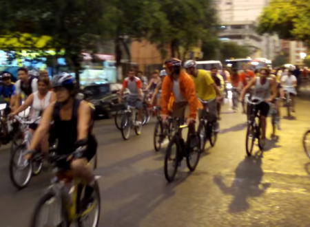 道路を走る自転車乗り数十人を跳ねまくる車を間近から撮影した衝撃映像