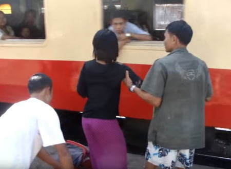 これはデンジャラス。死の危険性すらある電車の乗車方法。ミャンマー