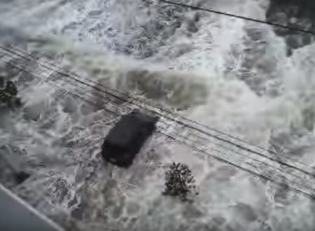 目の前で走っていた車が大津波に飲み込まれてしまう瞬間。宮城県塩竈市