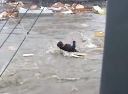 津波の新しい動画。濁流の中で必死に電線に掴まって助かった人と建物の上に乗って流される人