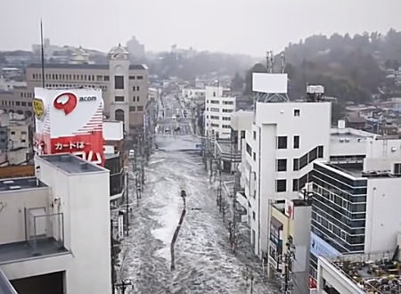 マックスバリュー塩釜店 を襲う津波の別角度の映像を発見しました。宮城県