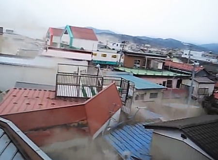 流されていく家屋が間近で撮影された東日本大震災の津波映像。気仙沼