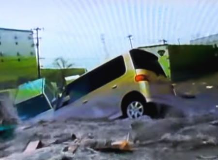 津波にのまれた車の中から撮影された凄い映像。これは本気で怖すぎる
