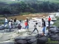 川の死亡事故映像。鉄砲水に流された5人が落差90メートルの滝から落下
