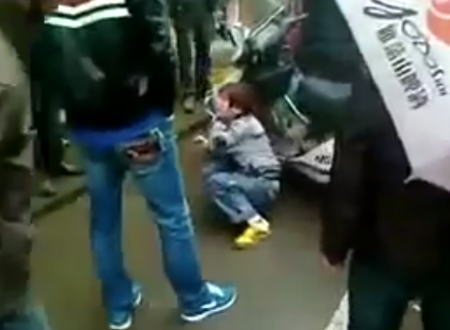 中国動画。複数の大人が路上で一人の子供を暴行している映像。何があった