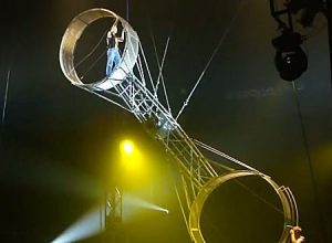 サーカス「空中大車輪」で落下事故。高い位置からばーん！と落下してしまう