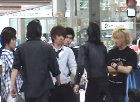 日本のリーゼントDQN。とっぽい兄ちゃんが見物人に暴行を加えている動画。