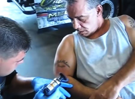 なんという豪快っぷり。グラインダーでTATTOOを削りとる男。タトゥー除去
