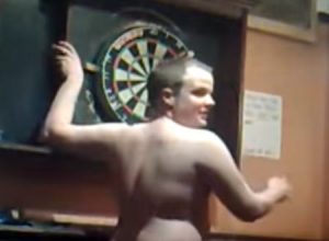 これは笑えない。投げたダーツが頭に刺さって喜ぶ酔っぱらい外国人ｗｗｗ