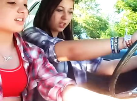 逃げたｗｗｗ突然動き出した車にパニックになる少女たち。ハプニング動画