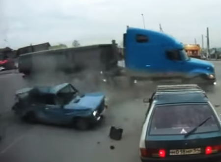 目の前で起きた死亡事故の瞬間。左折する車にトラックが突っ込む。ロシア