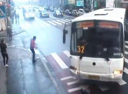 横断歩道を渡るおばあさんの上をバスが通過し更に1名を跳ねる。二人が亡くなった事故。