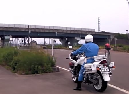 意外な所で待ち伏せしている速度取締りの白バイさん動画。新潟県警察。