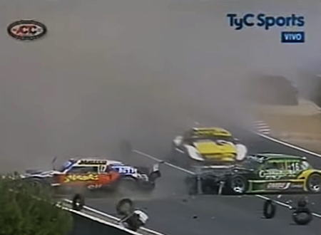 うあこれ酷い。アルゼンチンの箱車レースで死亡事故。衝撃のクラッシュ映像