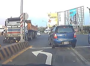 トラックの前を横切ろうとしたスクーターが轢かれてしまい・・・。これは(@_@;)