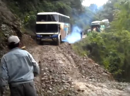 死の道と呼ばれるボリビアの険しい峠道でバスが崖から転落してしまう瞬間