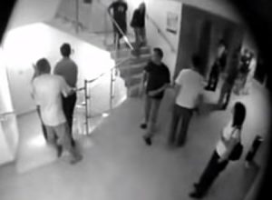 ぎゃあ(@_@;)階段の手すりで遊んでいた生徒が落下して下の階でくの字に