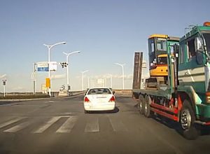 教習車を相手に危険な追い越しをする爆走車を撮影したドライブレコーダー