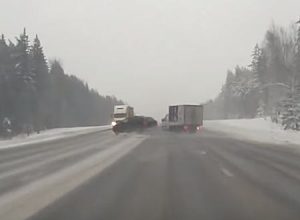 スピンしたＳＵＶが対向車線に飛び出し大型トラックに突っ込まれて木端微塵