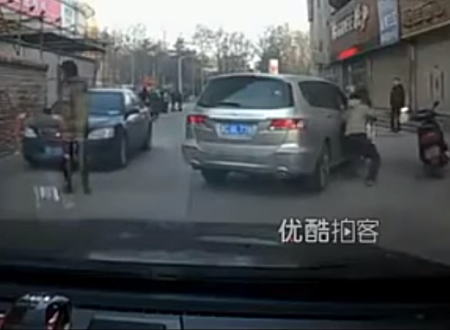 詐欺師のチームワーク動画。中国で当たり屋の犯行現場を撮影したビデオ。