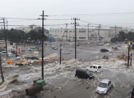 新しい津波の映像。尋常じゃないスピードで迫りくる津波の恐ろしいビデオ。