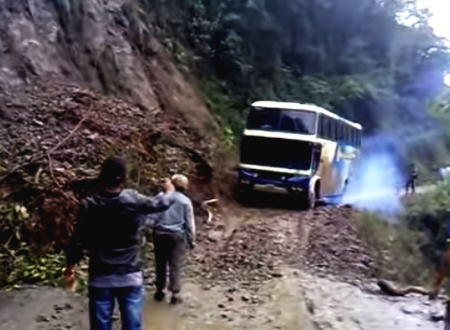 ドライバーが死亡した死の道路バス転落事故で別の人が撮影した動画があった
