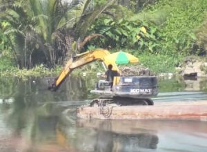 KOMATSUがベトナムで意外な使われ方をしていた。サイゴン川をすいすい