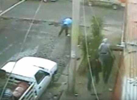 メキシコで起きたギャング同士の抗争。奇襲攻撃を撮影したビデオ。怖すぎ。
