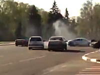 アウディR8。公道で無謀運転をして他車を巻き込む事故を起こして逃走