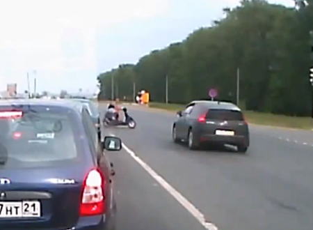 ロシア人は頑丈なのか。車と衝突してぶっ飛ばされたバイクの兄ちゃんが。