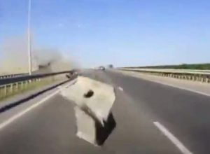 ガチーン！対向車が弾き飛ばしたガードレールの一部が飛んできてぎゃああ