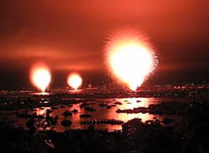 まさかの花火大失敗。15分間分の花火が一斉に打ち上げられて大爆発。米